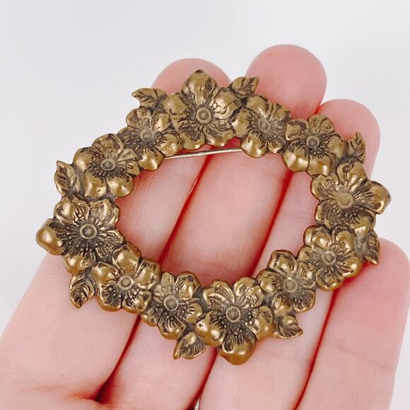 Vintage 1940s 1950s Brooch Gold Tone Dogwood Flower Wreath Mid Century Pin - Picture 2 of 9